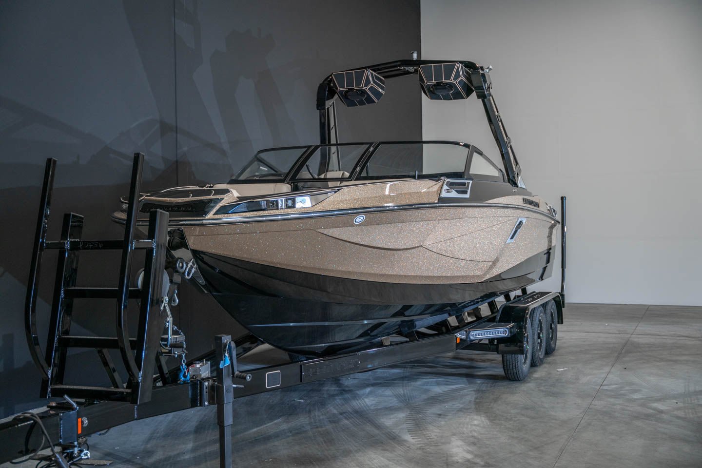 2023 Centurion Ri245 Champagne Flake / Black - BoardCo Boats