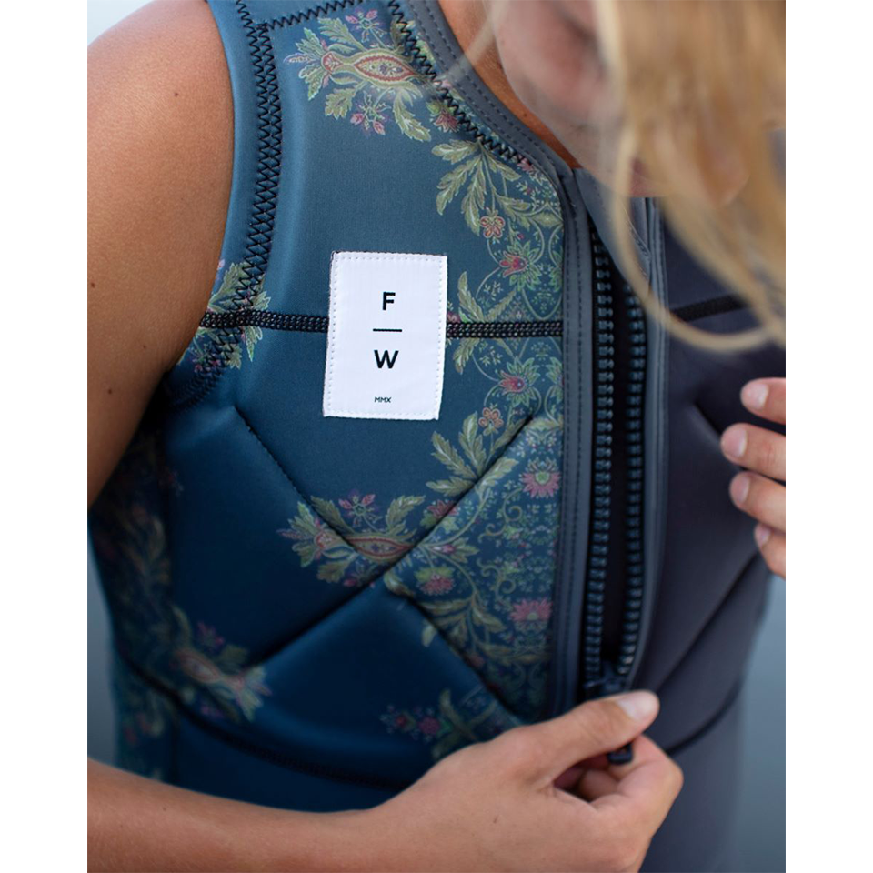 Follow Unity Comp Wake Vest in SB Charcoal