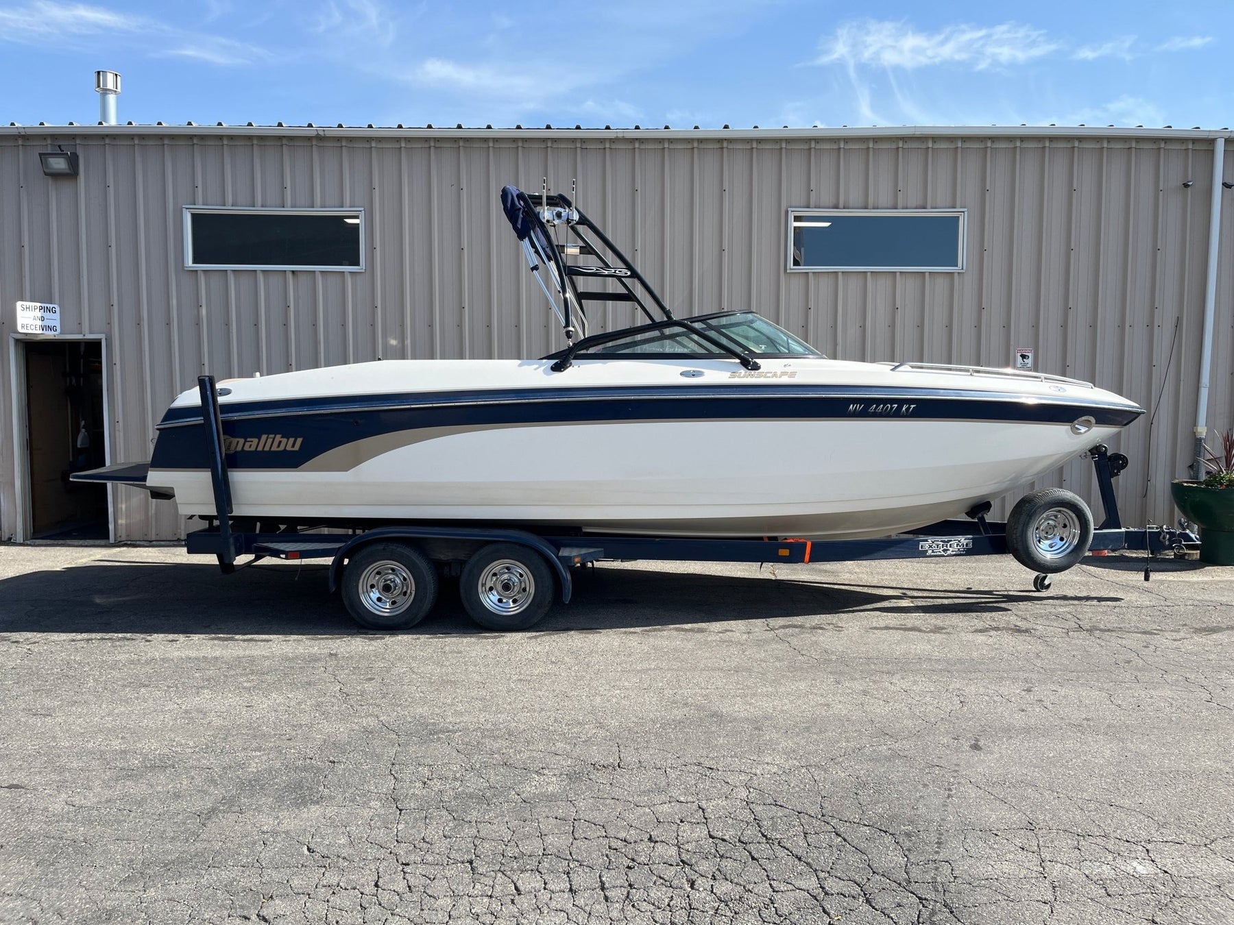 Malibu 25 LSV Sunscape with Skylon Swoop Tower - BoardCo