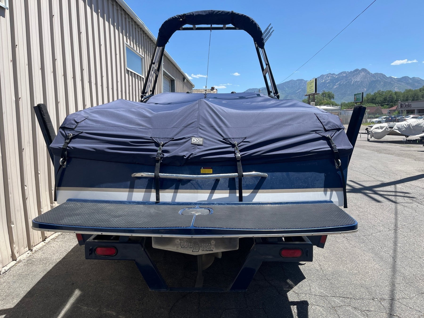 Malibu 25 LSV Sunscape with Skylon Swoop Tower - BoardCo