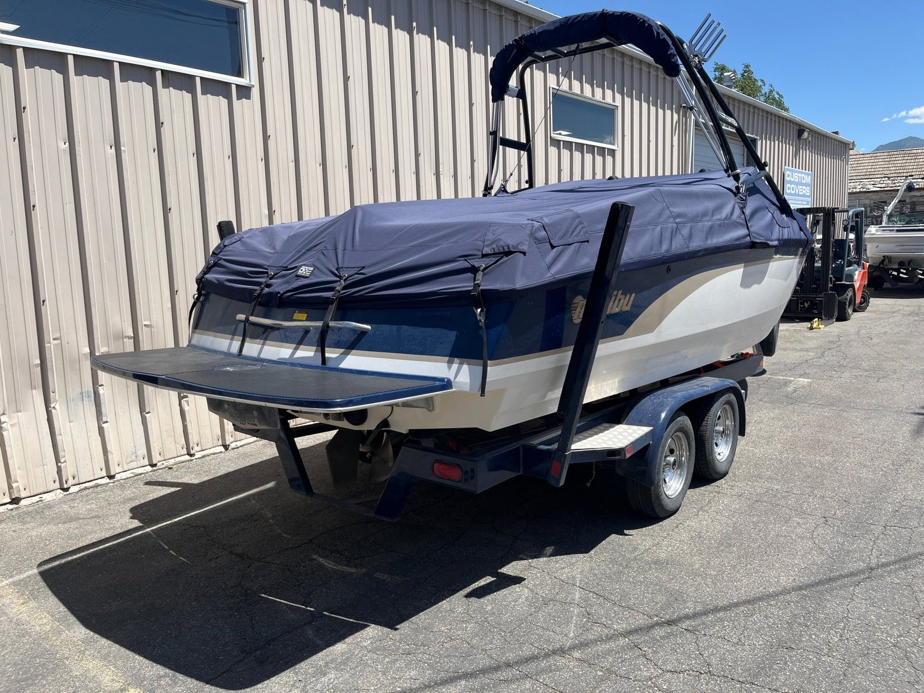 Malibu 25 LSV Sunscape with Skylon Swoop Tower - BoardCo