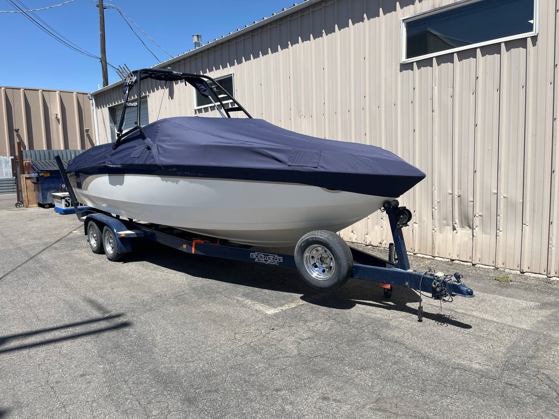 Malibu 25 LSV Sunscape with Skylon Swoop Tower - BoardCo