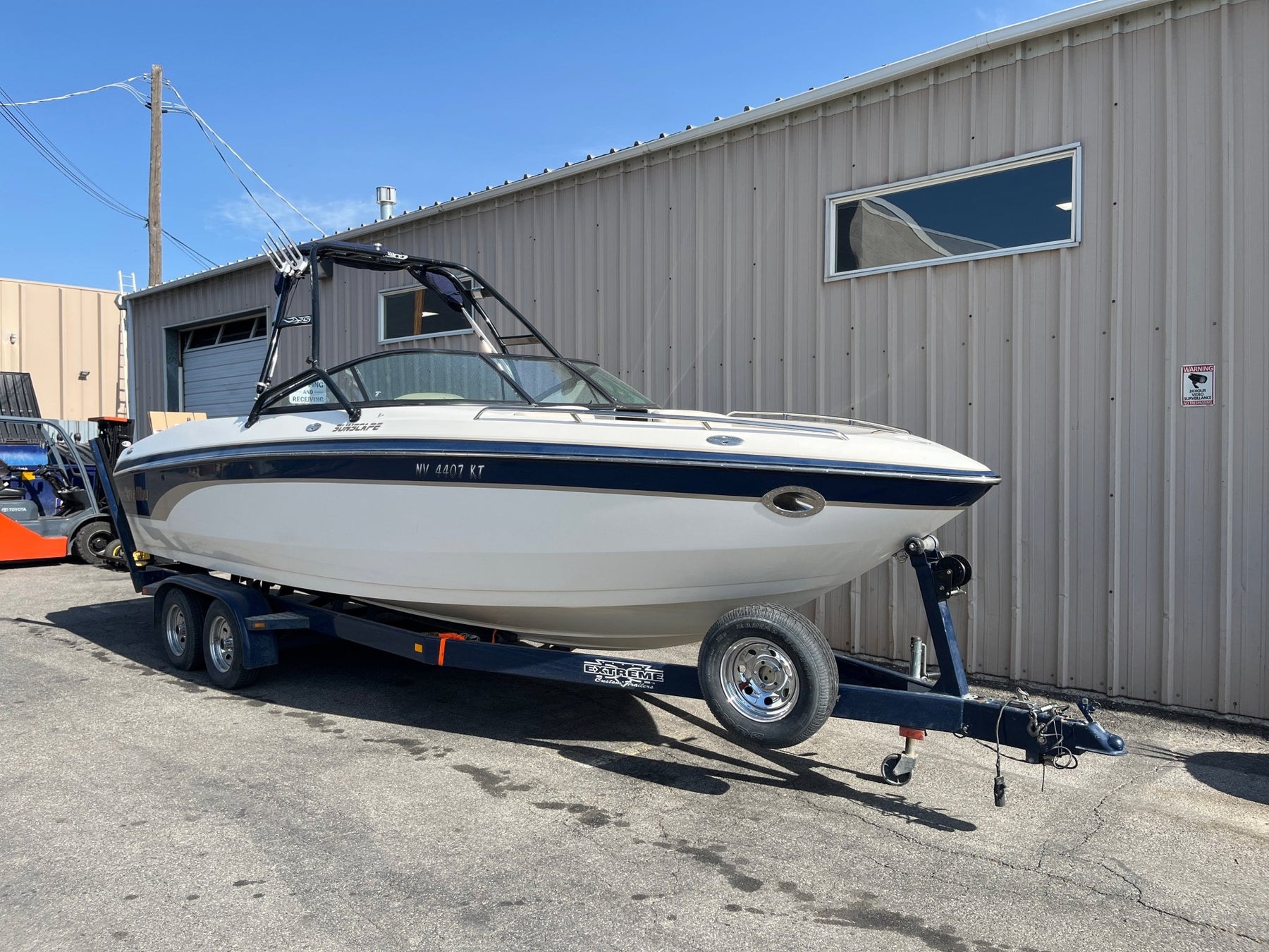 Malibu 25 LSV Sunscape with Skylon Swoop Tower - BoardCo
