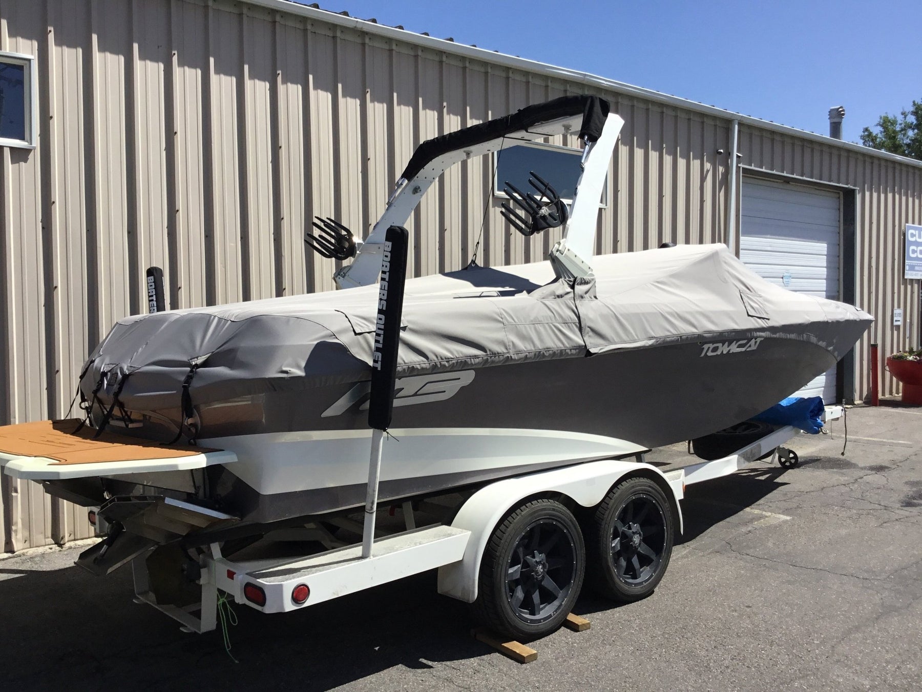 MB Tomcat 24 Skylon Forward Facing Tower Cinch Cover - BoardCo