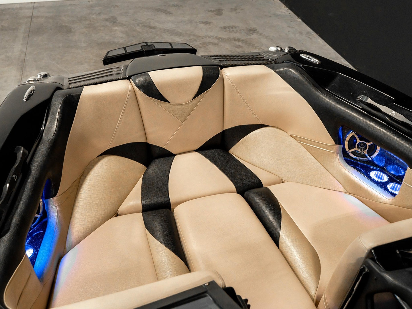 2016 Centurion FS44 - Onyx Black / Black Flake - BoardCo Boats