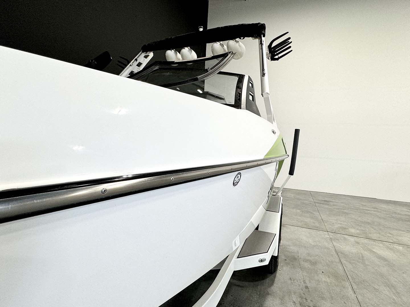 2017 Axis A22 - White / Green - BoardCo Boats
