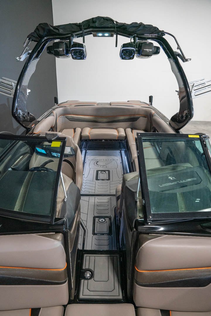 2017 Centurion Ri237 Black Flake / Orange - BoardCo Boats