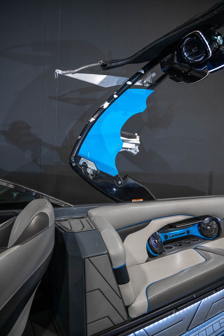 2017 Centurion RI257 Electric Blue / Gun Metal Flake / Black - BoardCo Boats