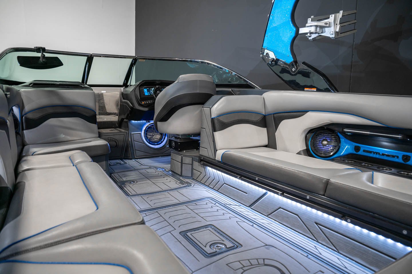 2017 Centurion RI257 Electric Blue / Gun Metal Flake / Black - BoardCo Boats
