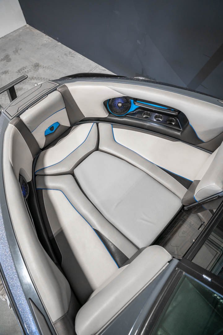 2017 Centurion RI257 Electric Blue / Gun Metal Flake / Black - BoardCo Boats