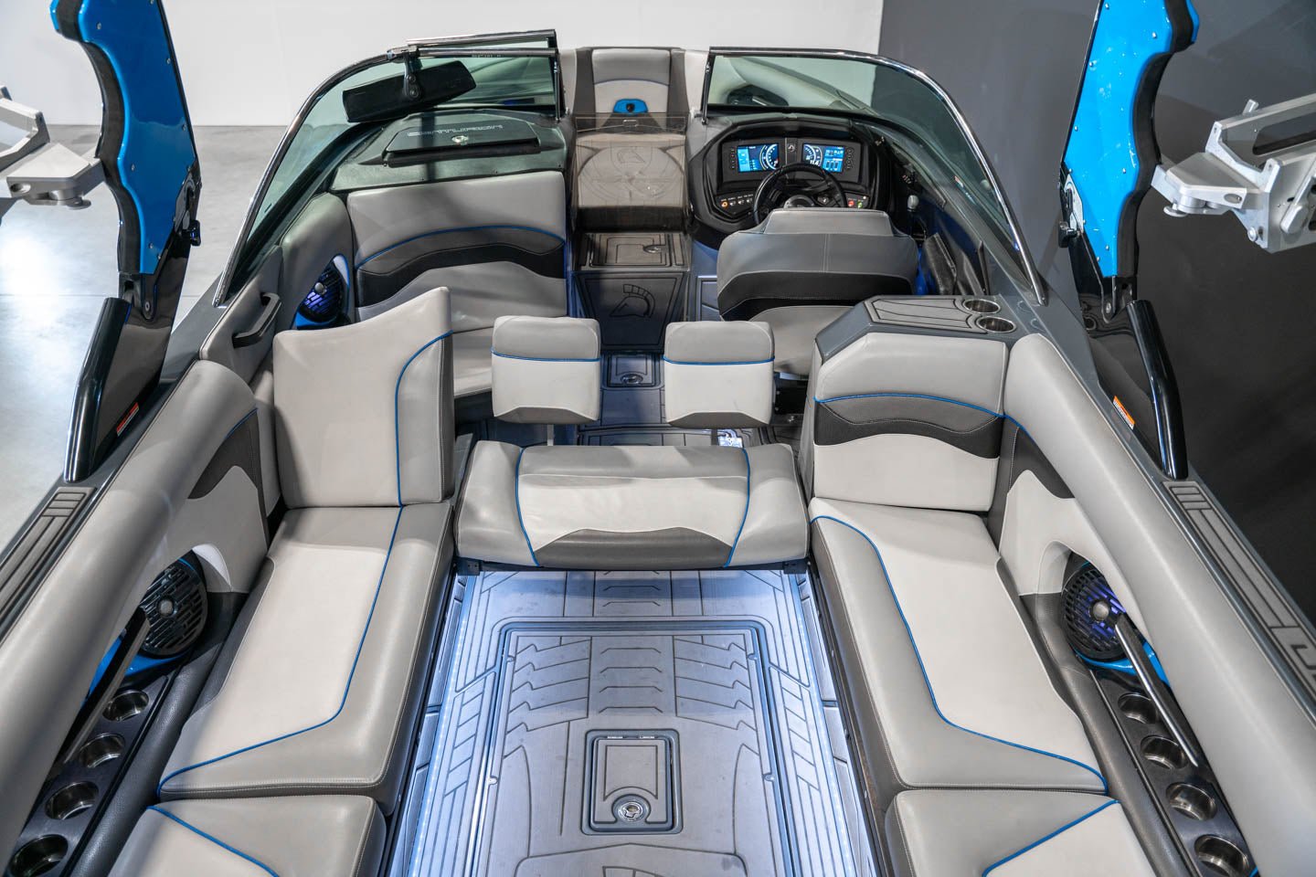 2017 Centurion RI257 Electric Blue / Gun Metal Flake / Black - BoardCo Boats