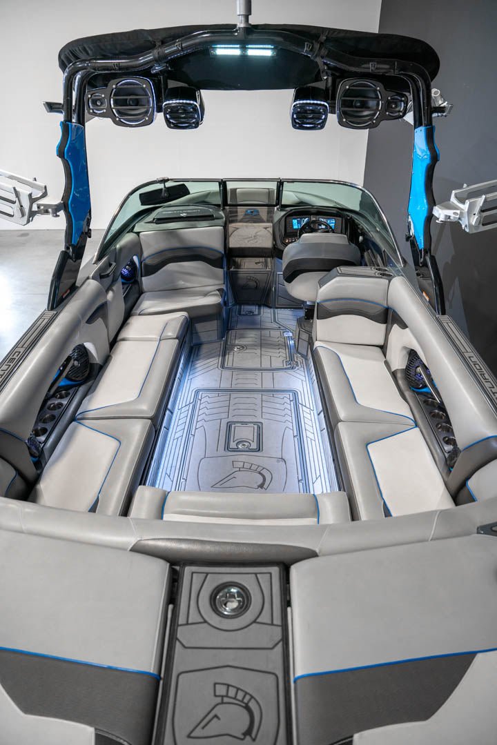2017 Centurion RI257 Electric Blue / Gun Metal Flake / Black - BoardCo Boats