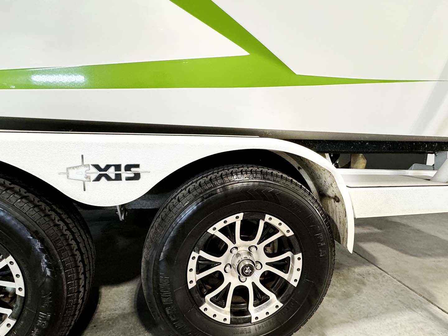 2018 Axis A22 - Green / White - BoardCo