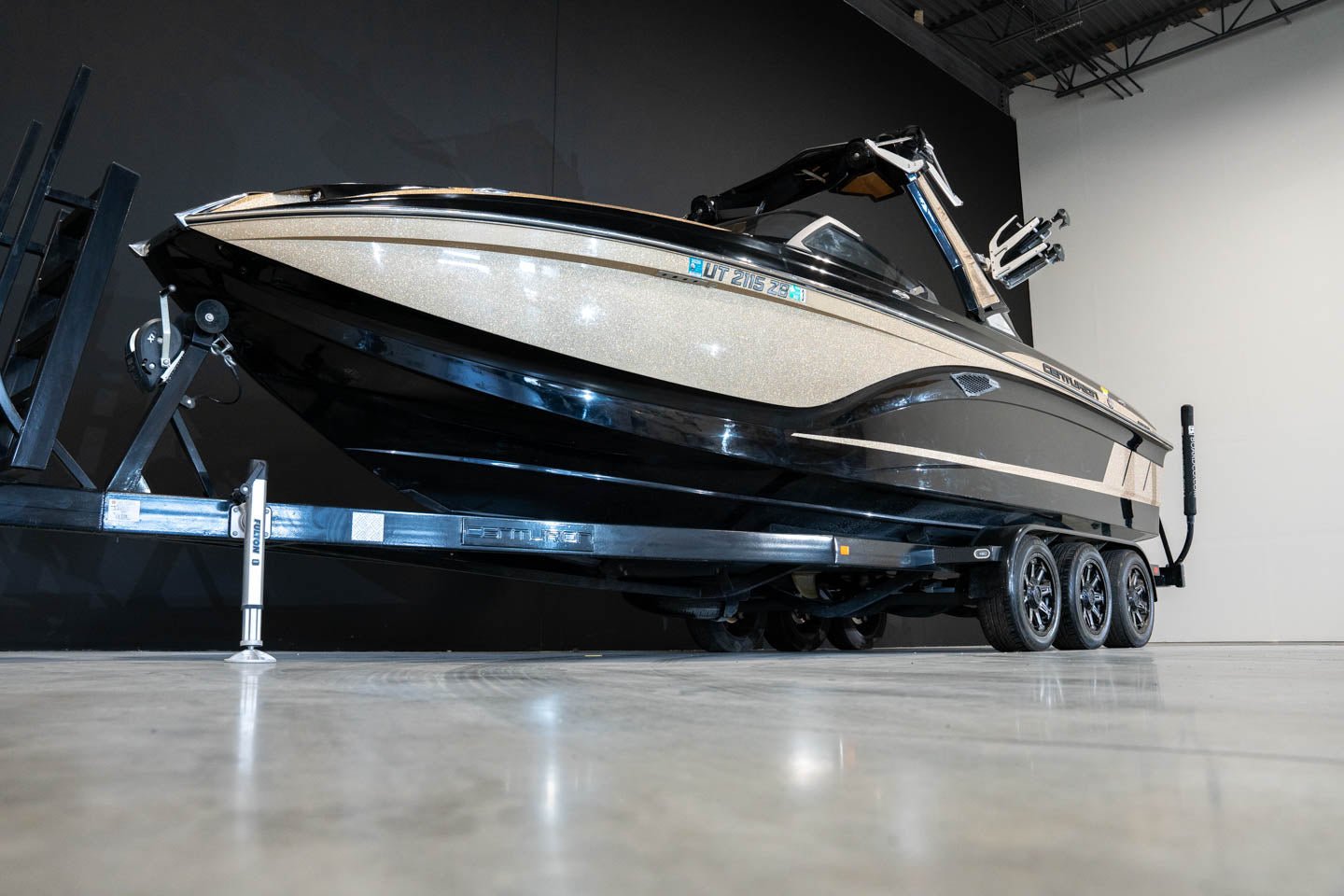 2019 Centurion Ri257 Champagne Flake / Black - BoardCo Boats