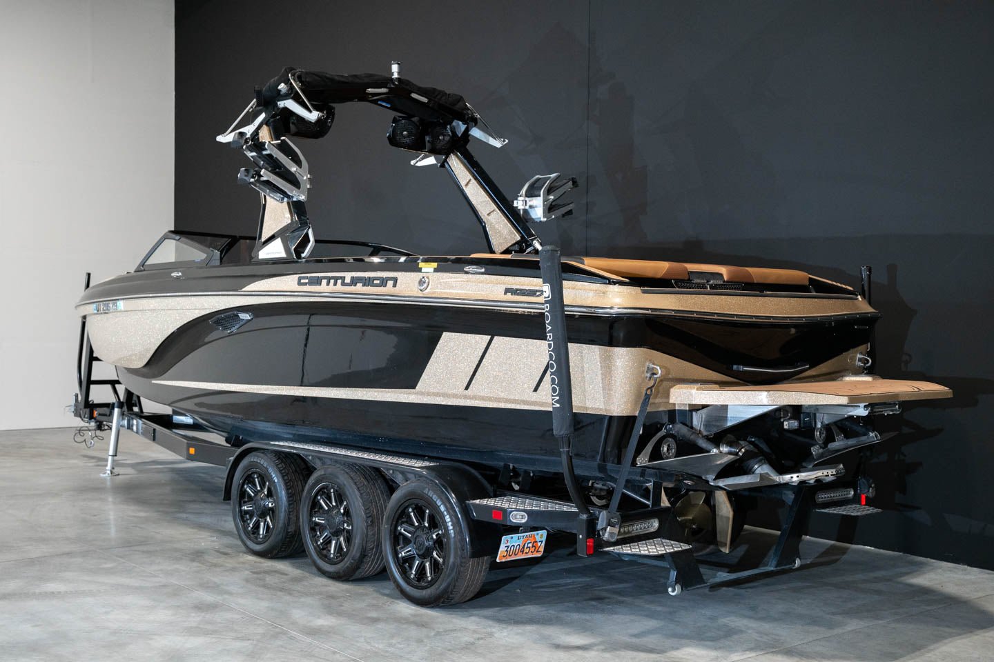 2019 Centurion Ri257 Champagne Flake / Black - BoardCo Boats