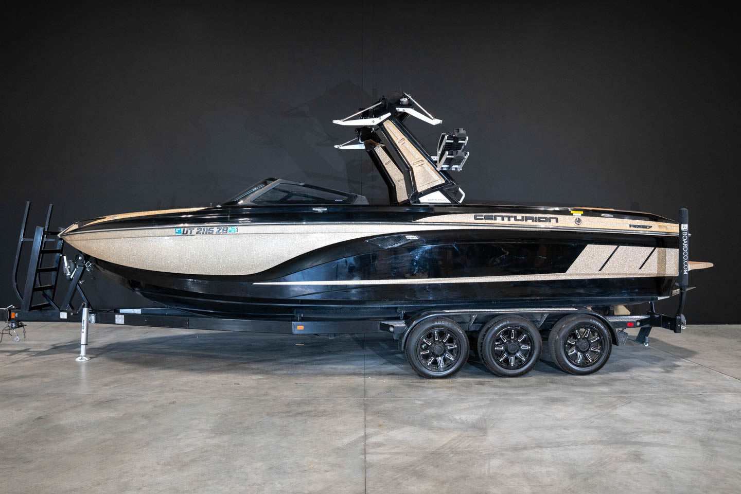 2019 Centurion Ri257 Champagne Flake / Black - BoardCo Boats