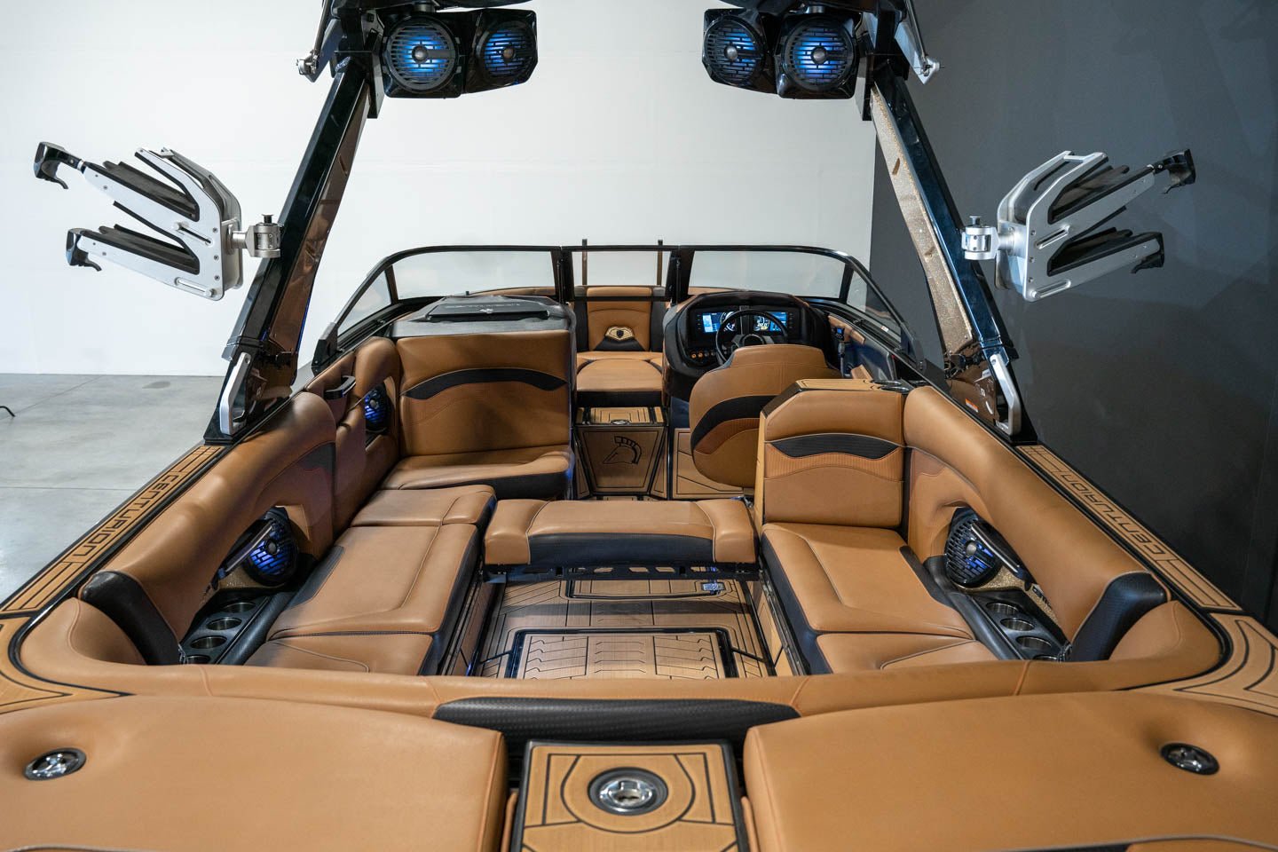 2019 Centurion Ri257 Champagne Flake / Black - BoardCo Boats