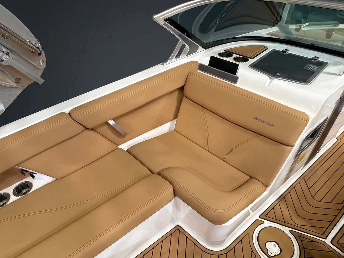 2019 MasterCraft XT22 - White / Blue / Tan Interior