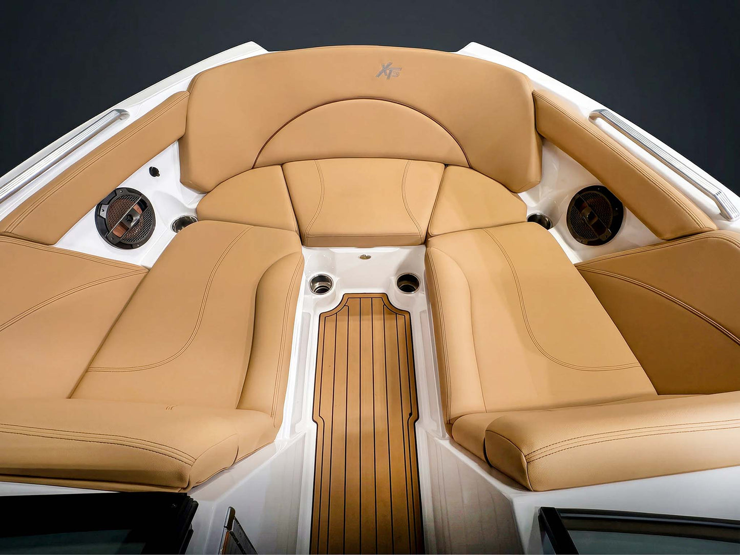 2019 MasterCraft XT22 - White / Blue / Tan Interior
