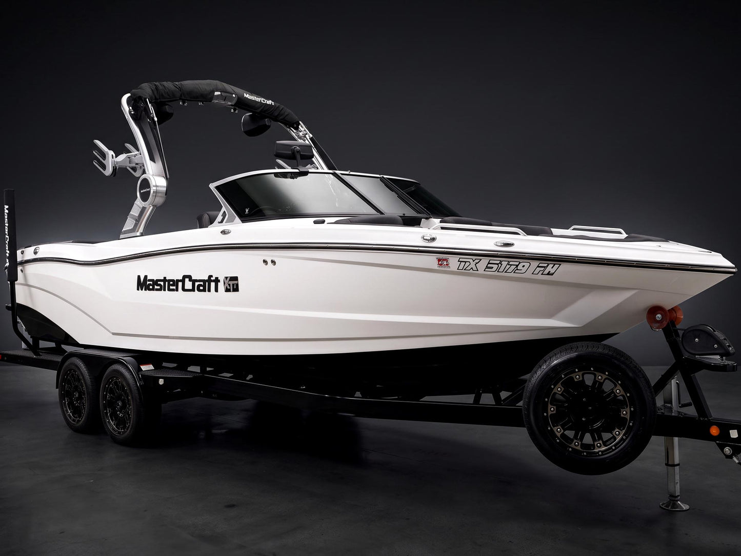 2019 Mastercraft XT25 - White / Black