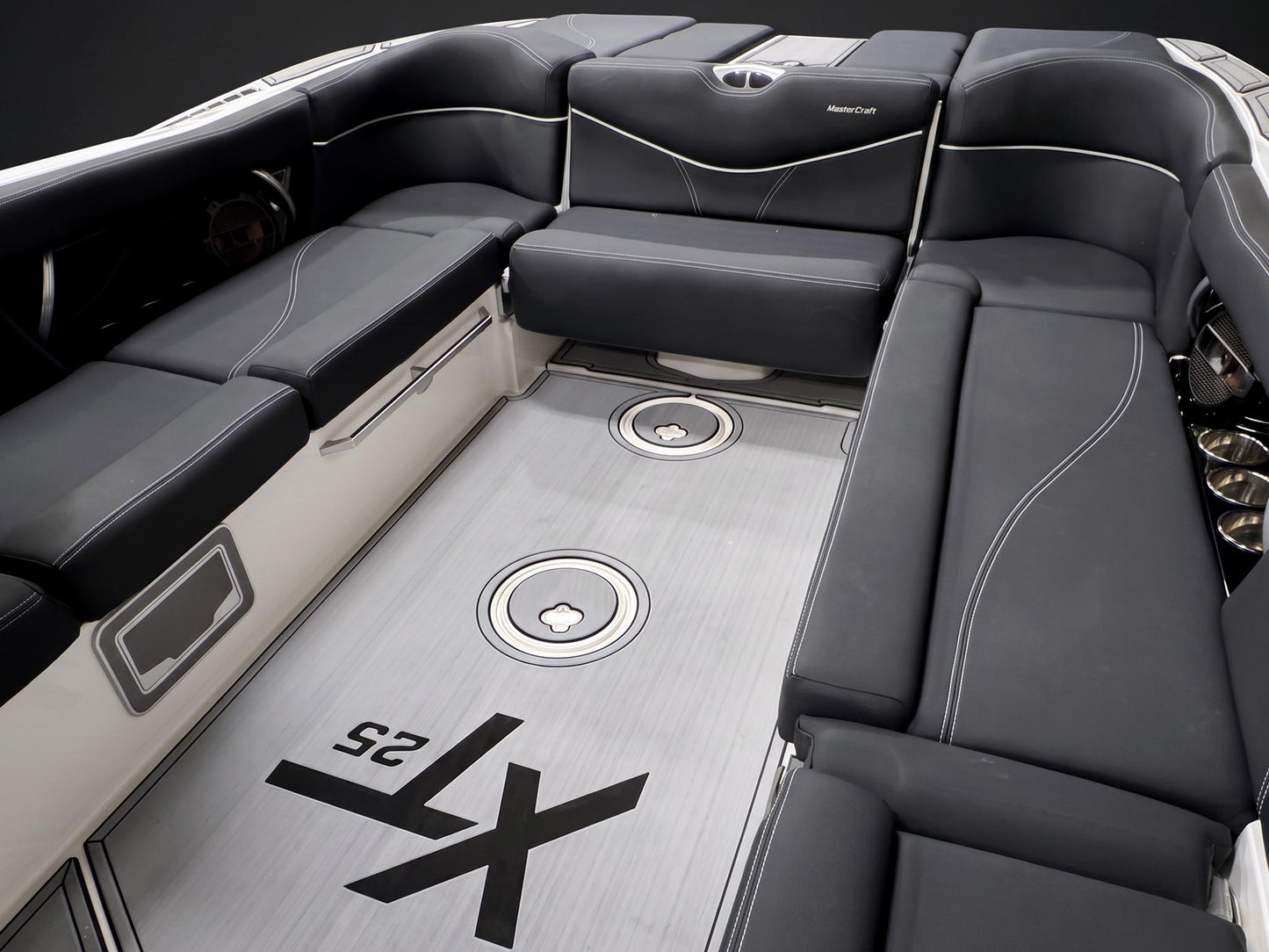 2019 Mastercraft XT25 - White / Black
