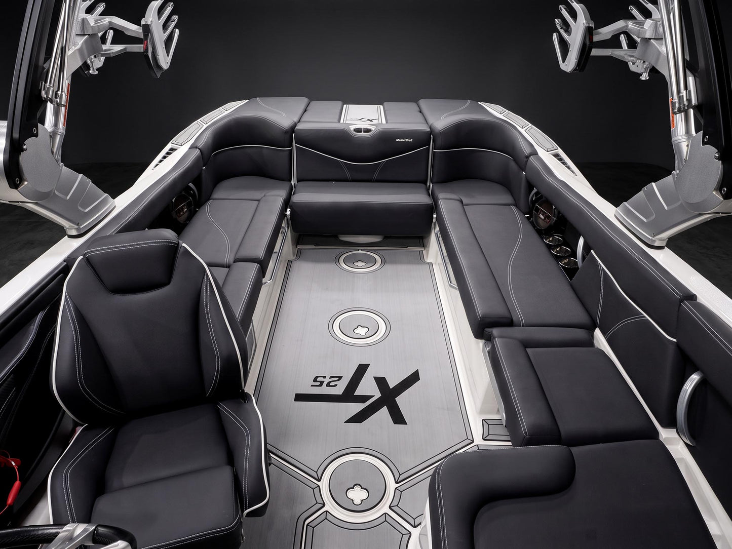 2019 Mastercraft XT25 - White / Black