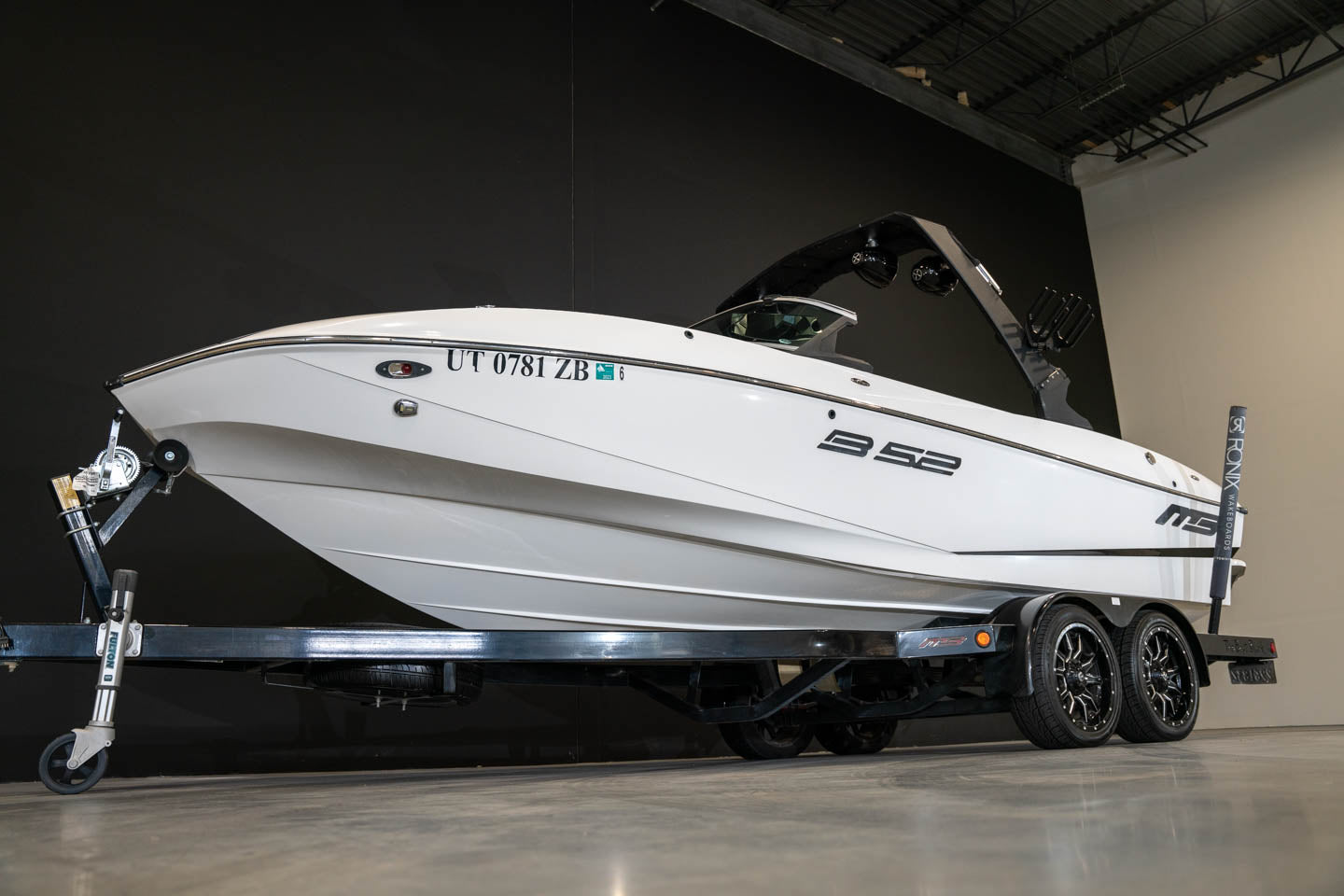 2019 MB B52 - BoardCo Boats