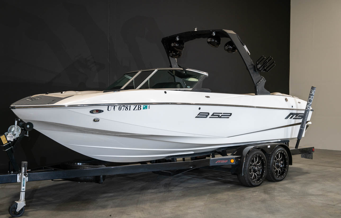 2019 MB B52 - BoardCo Boats