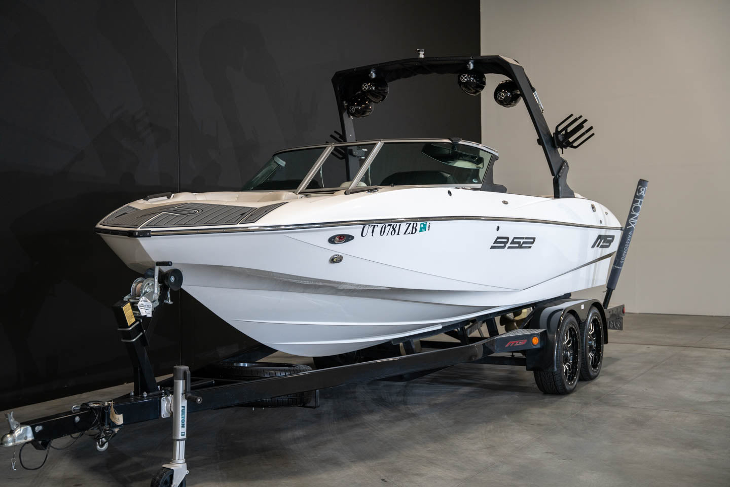 2019 MB B52 - BoardCo Boats