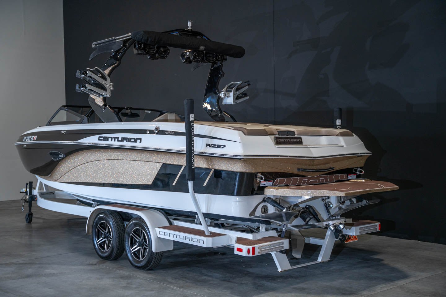 2021 Centurion Ri237 Champagne Flake / Black / White - BoardCo Boats