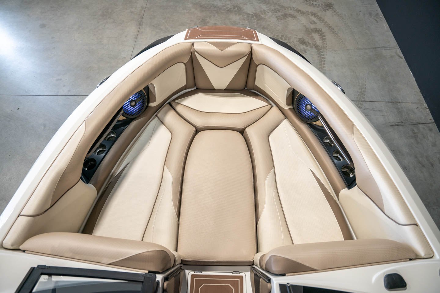 2021 Centurion Ri237 Champagne Flake / Black / White - BoardCo Boats