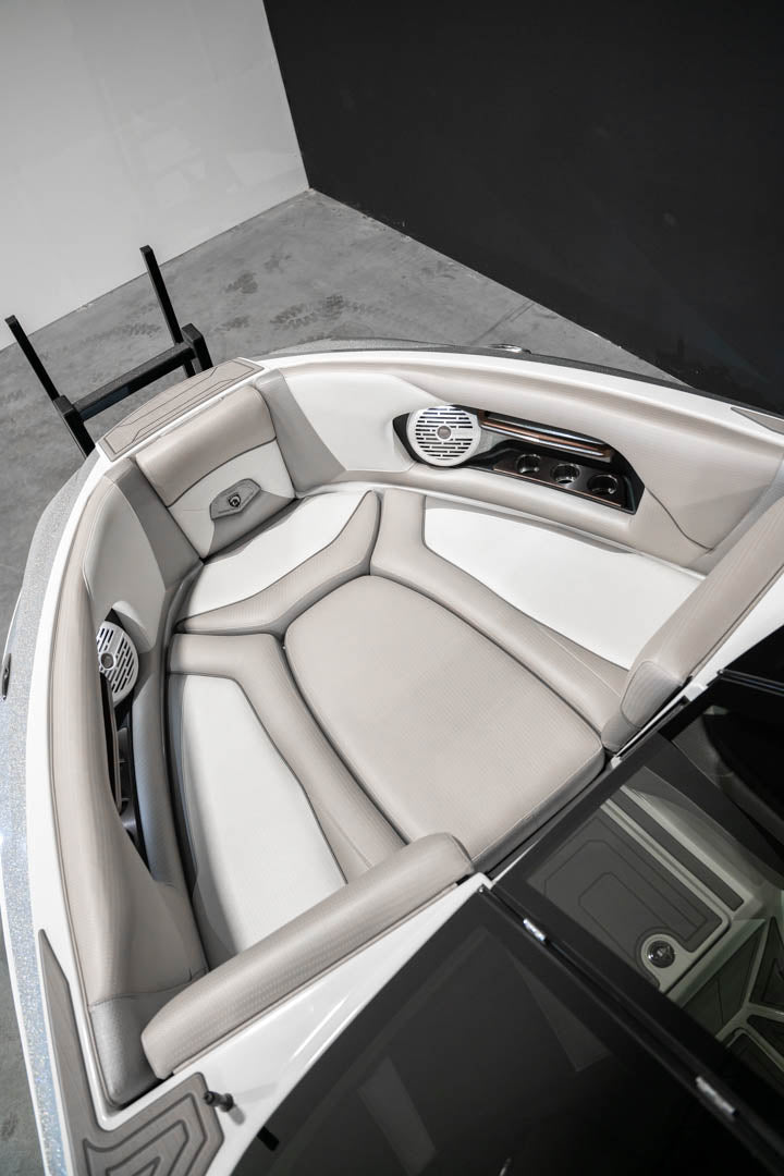 2021 Centurion Ri257 Silver Flake / White - BoardCo Boats