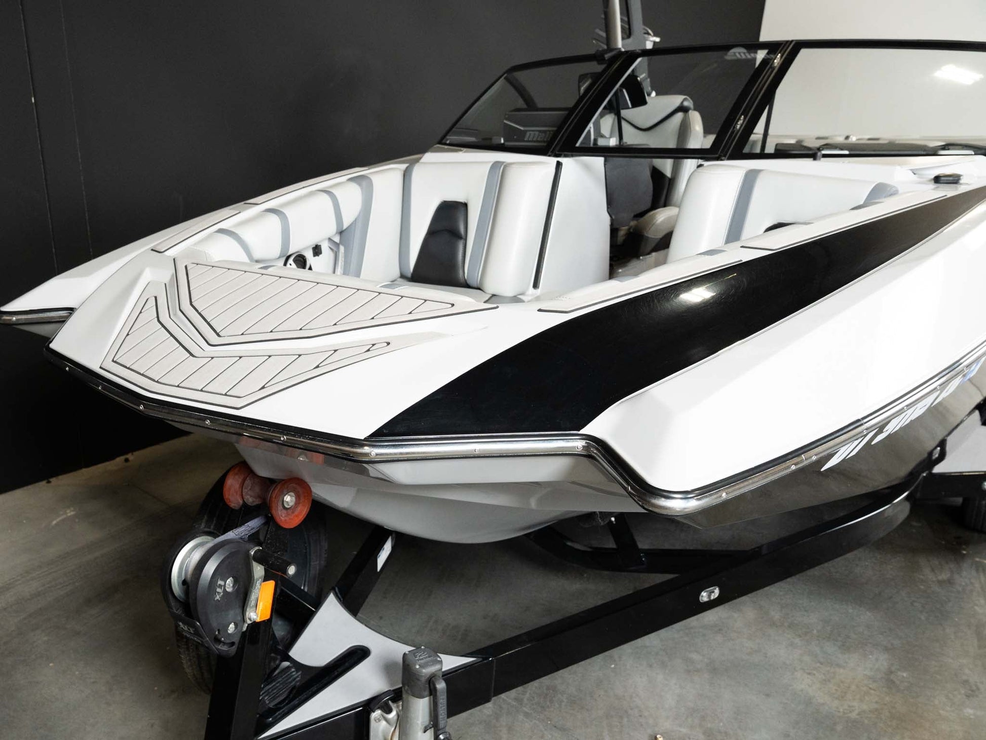 2021 Malibu 21 MLX - White / Black - BoardCo Boats