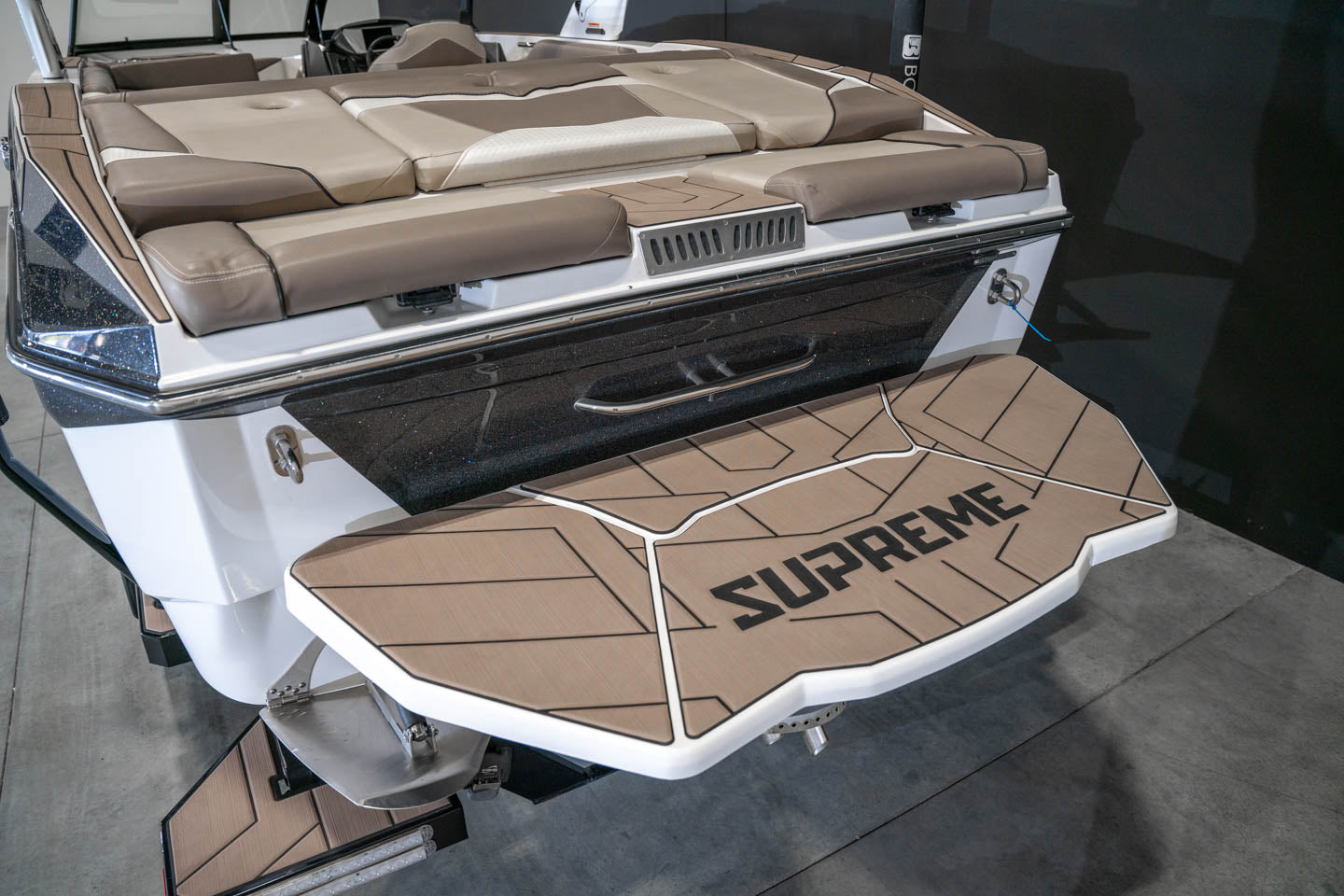 2022 Supreme S240 Black Flake / White - BoardCo Boats