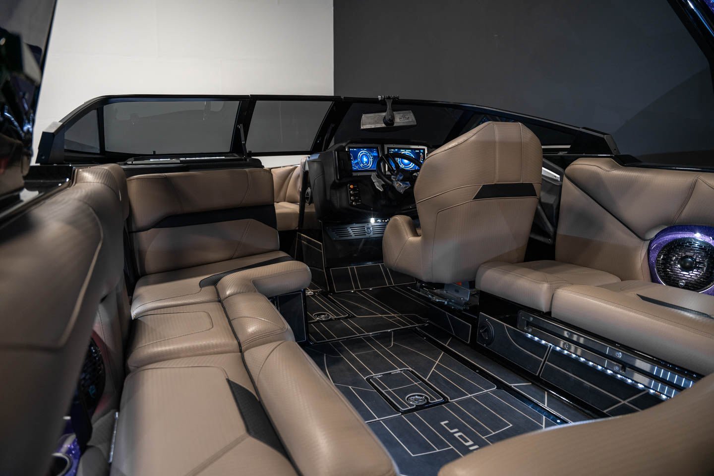 2023 Centurion Ri230 Black Flake / Purple Flake / Black - BoardCo Boats