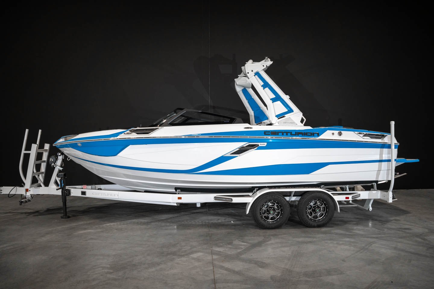 2023 Centurion Ri230 White / Electric Blue - BoardCo Boats
