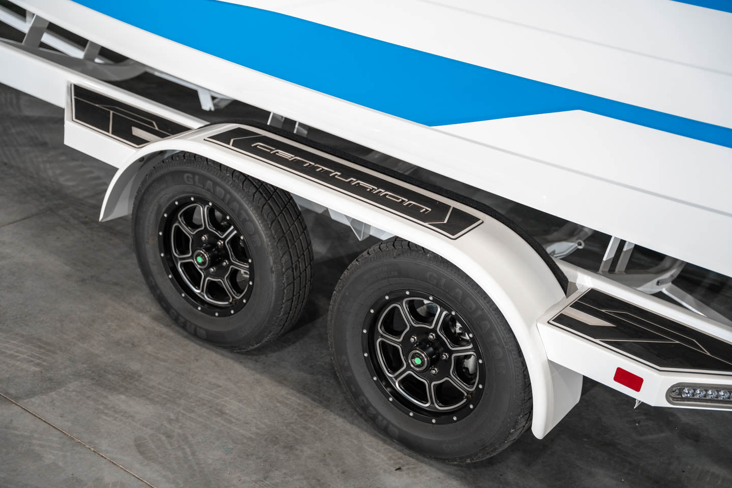 2023 Centurion Ri230 White / Electric Blue - BoardCo Boats