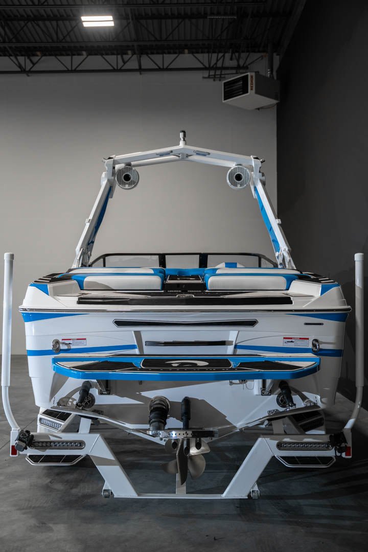 2023 Centurion Ri230 White / Electric Blue - BoardCo Boats