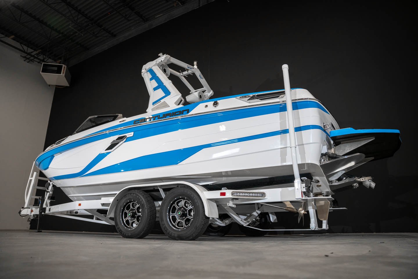 2023 Centurion Ri230 White / Electric Blue - BoardCo Boats