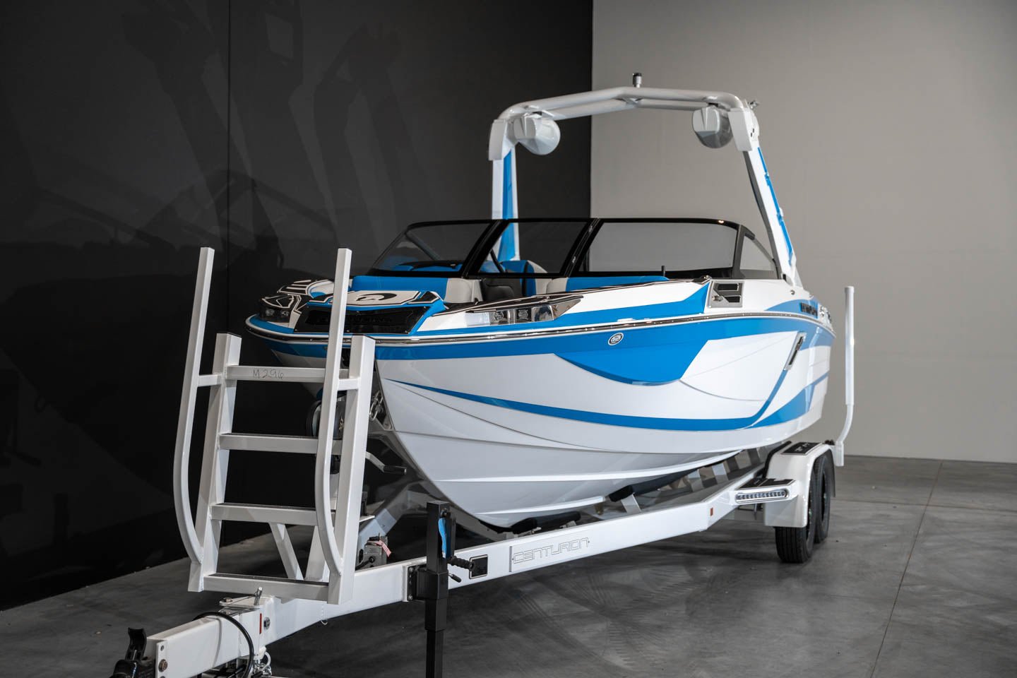 2023 Centurion Ri230 White / Electric Blue - BoardCo Boats