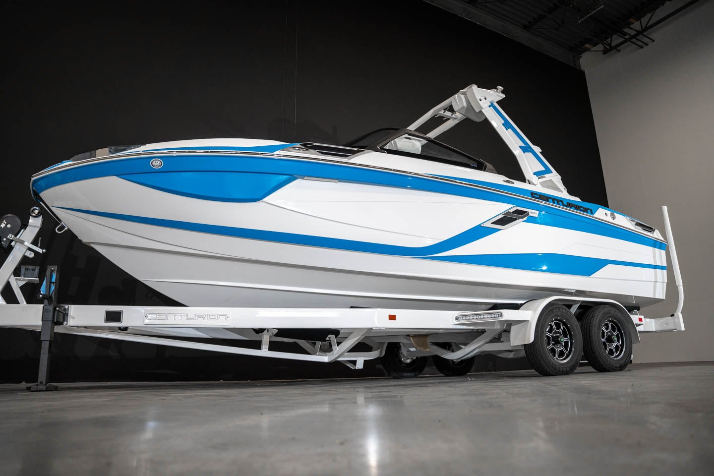 2023 Centurion Ri230 White / Electric Blue - BoardCo Boats