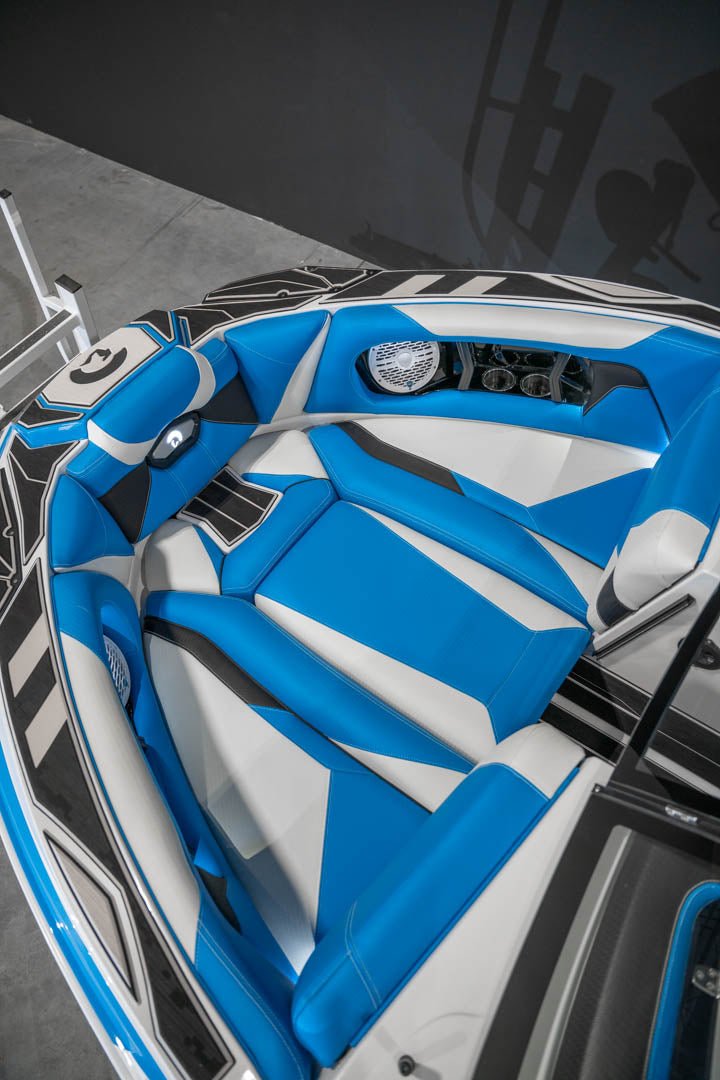 2023 Centurion Ri230 White / Electric Blue - BoardCo Boats
