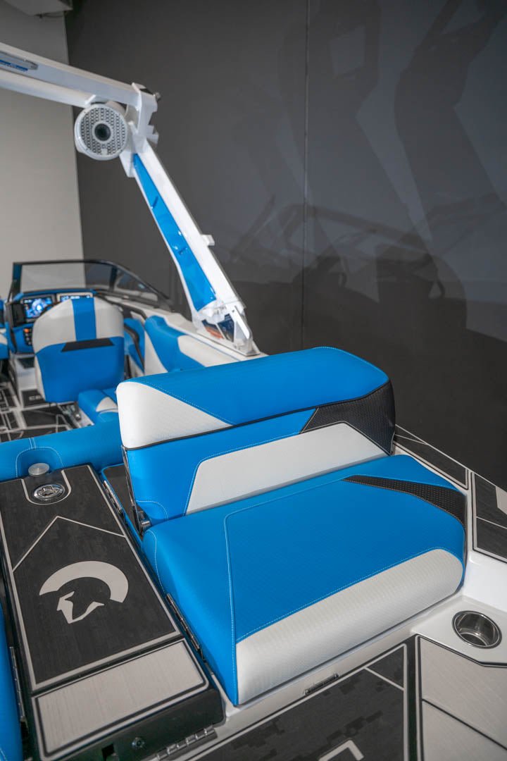 2023 Centurion Ri230 White / Electric Blue - BoardCo Boats