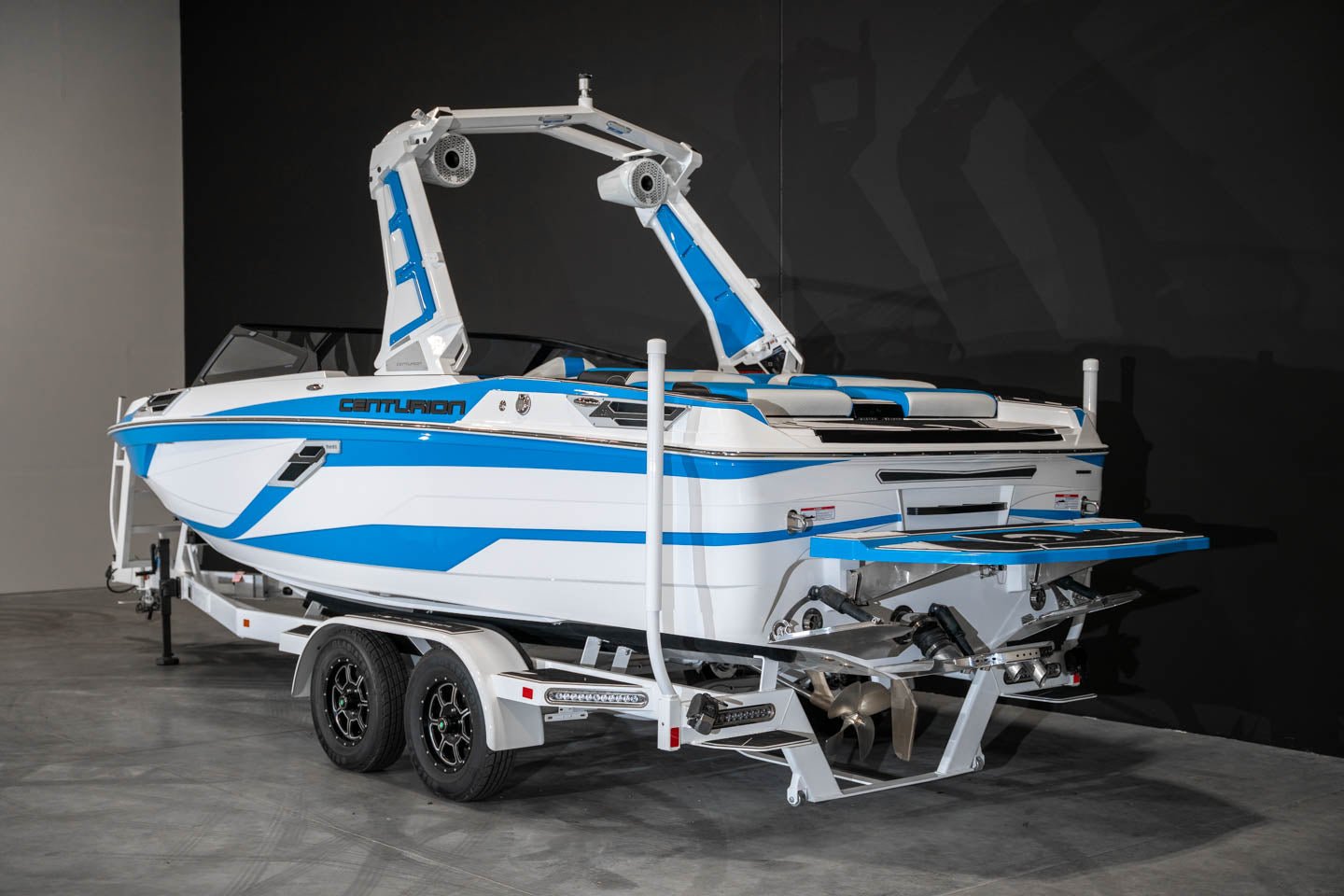 2023 Centurion Ri230 White / Electric Blue - BoardCo Boats