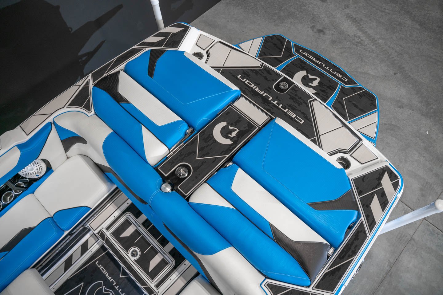 2023 Centurion Ri230 White / Electric Blue - BoardCo Boats