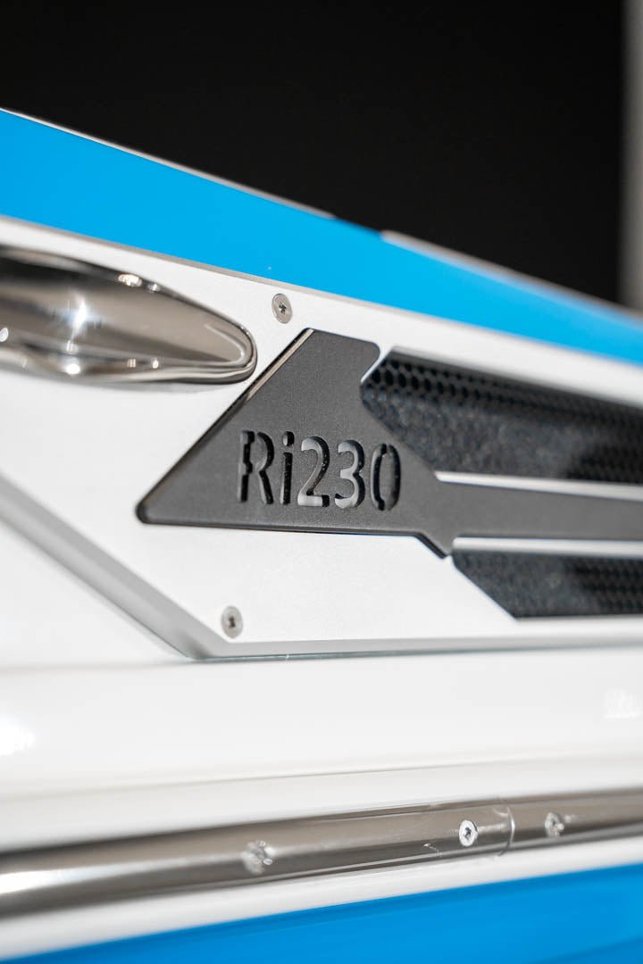 2023 Centurion Ri230 White / Electric Blue - BoardCo Boats