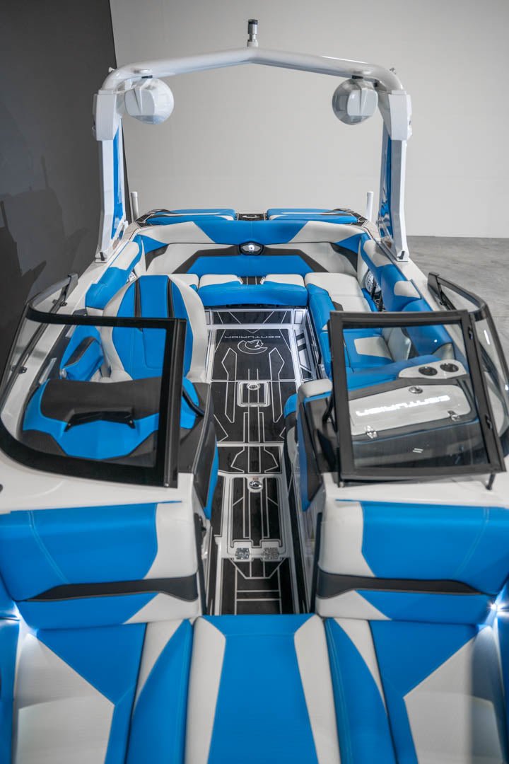 2023 Centurion Ri230 White / Electric Blue - BoardCo Boats