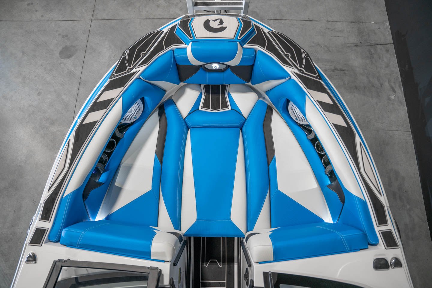 2023 Centurion Ri230 White / Electric Blue - BoardCo Boats