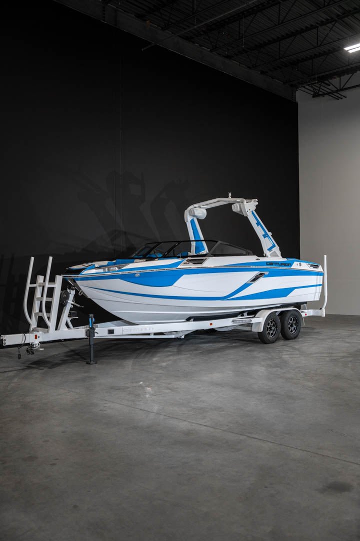 2023 Centurion Ri230 White / Electric Blue - BoardCo Boats