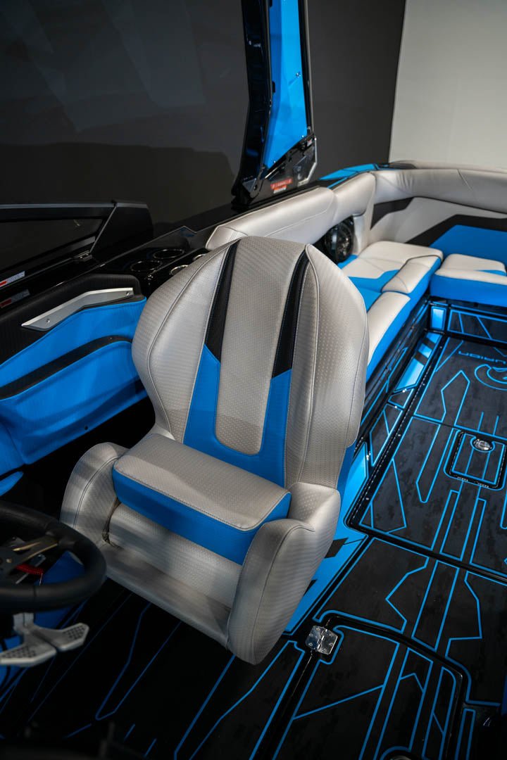 2023 Centurion Ri245 Black / Electric Blue - BoardCo Boats